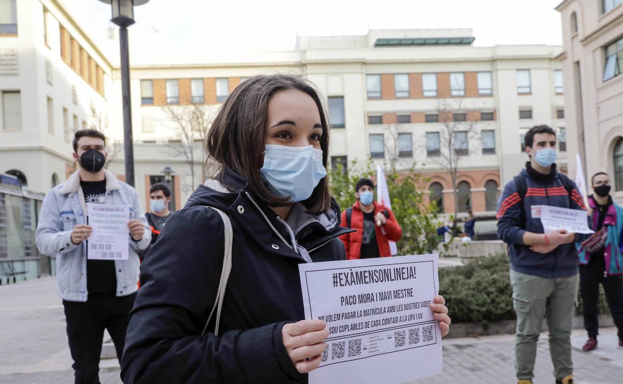 Participantes en la protesta organizada por el Front Estudiantil Unificat en la Universitat. 