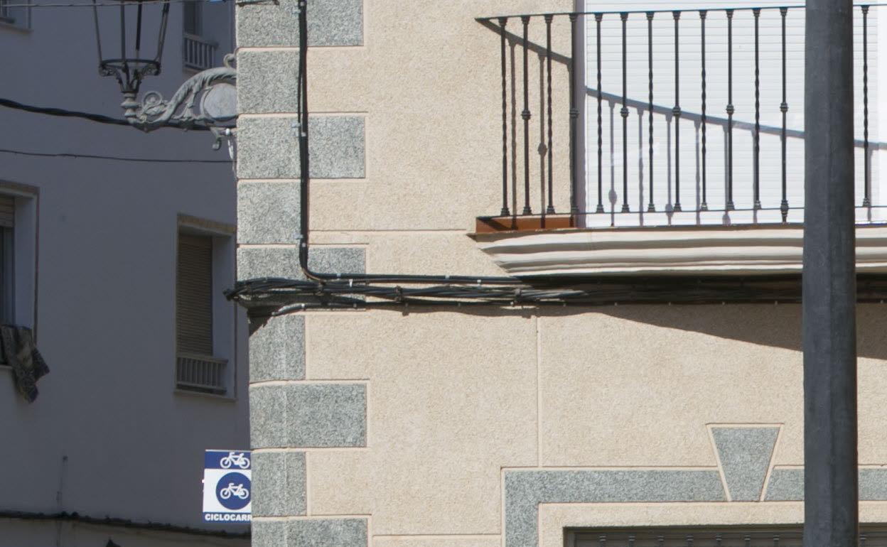 Desinfección de las calles de  Càrcer, en una foto de archivo.