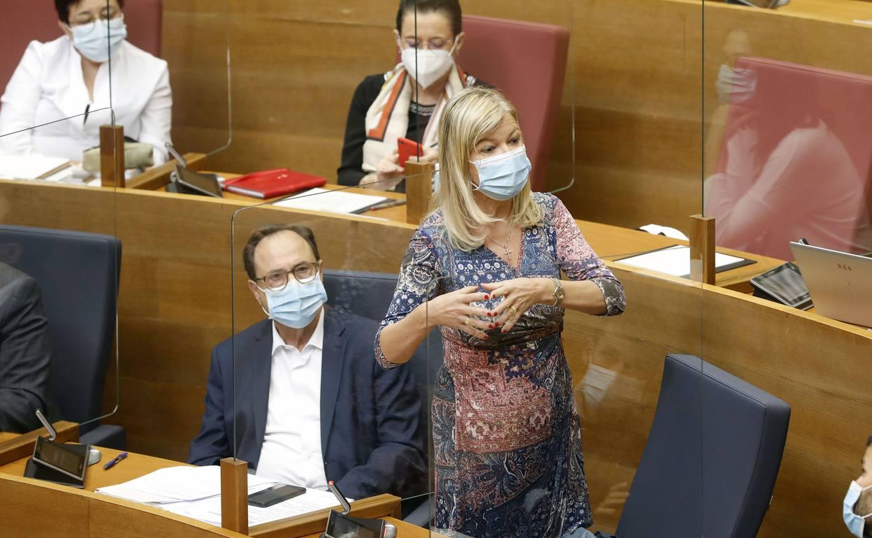 La consellera Gabriela Bravo interviene en un pleno de Les Corts. 