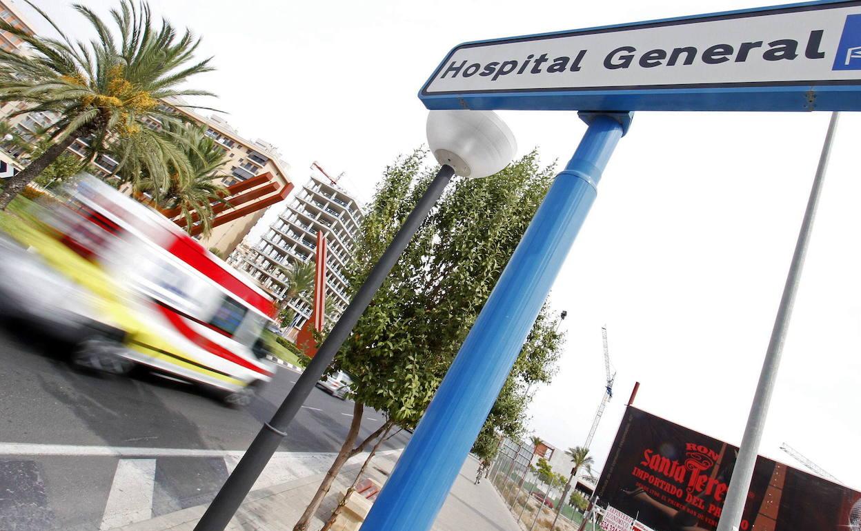 Otro hombre fue trasladado al Hospital General de Alicante tras el fuego en una casa de la capital. 