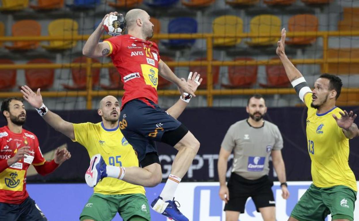 España rescata un punto en su debut ante una combativa Brasil