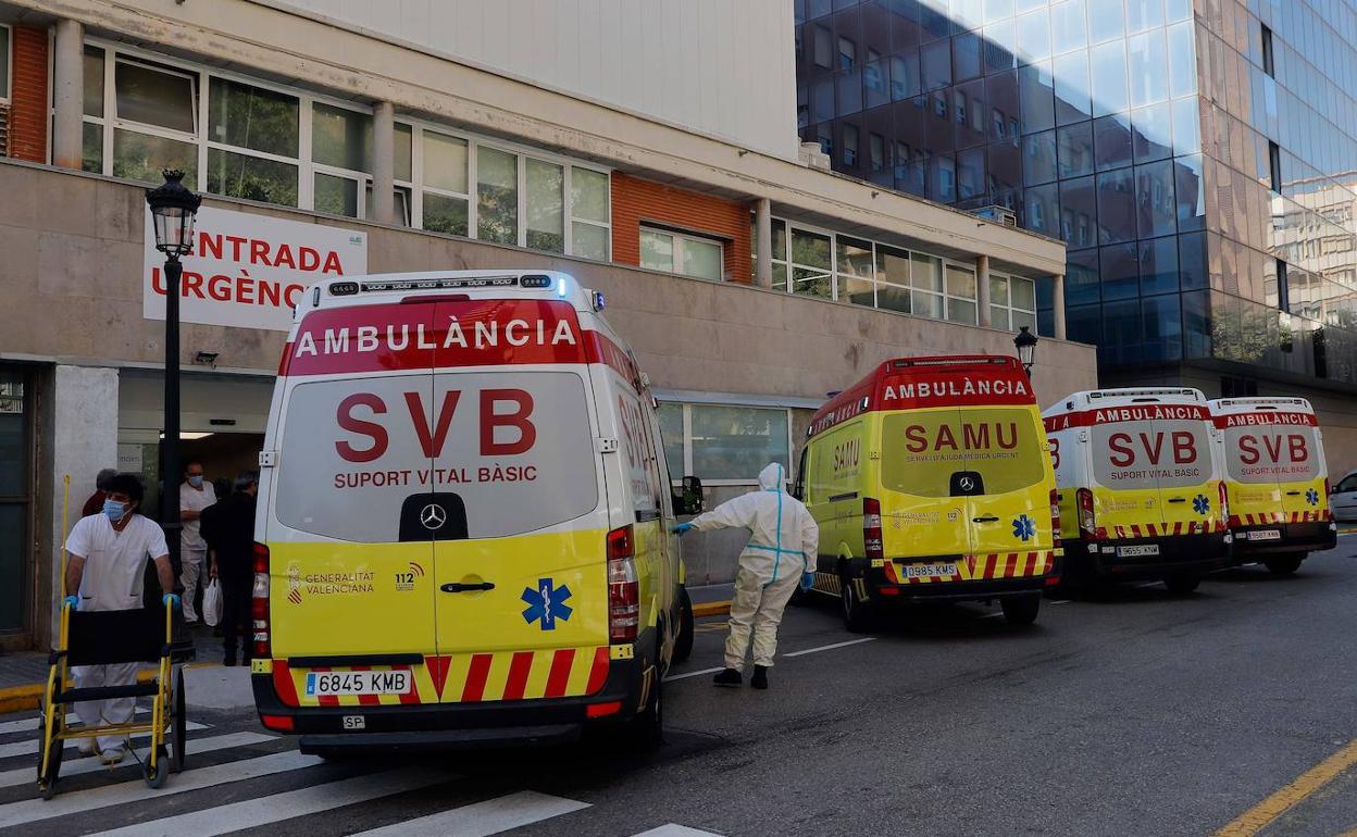 Ambulancias en la puerta del hospital Clínico de Valencia. 