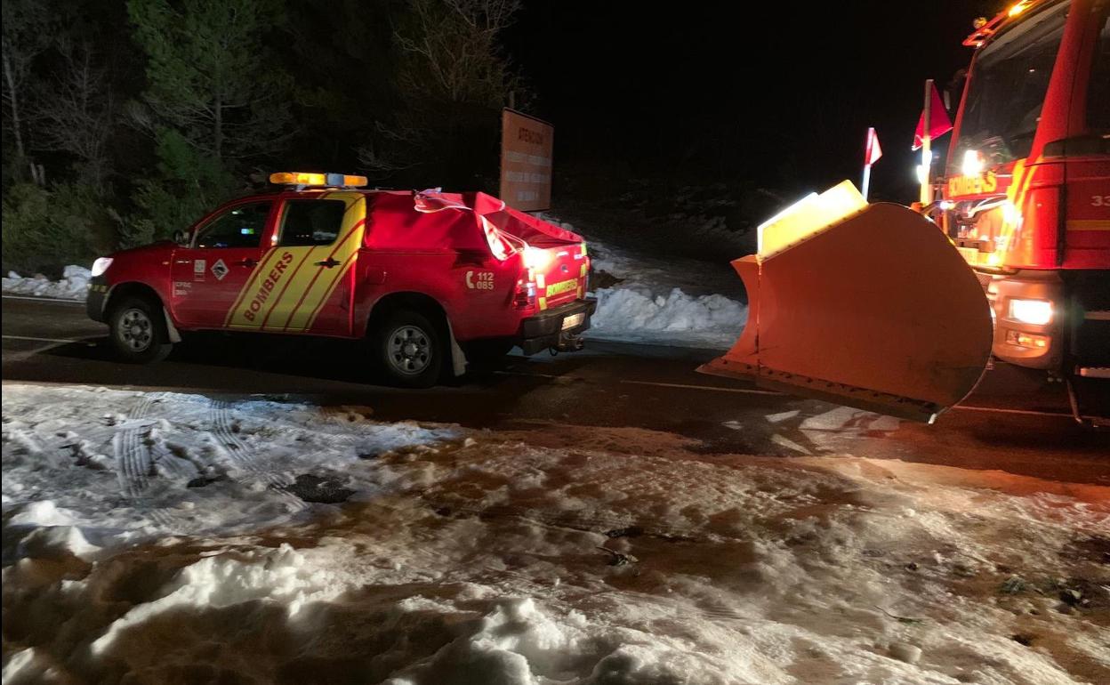 Los bomberos aún trabajan en la retirada de nieve en varias localidades de la Comunitat