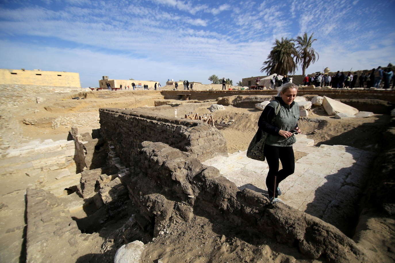 Según Hawass, citado en el texto, "el templo funerario de la reina Naert, esposa del rey Teti", así como tres depósitos hechos con ladrillos fueron hallados en ese sitio.