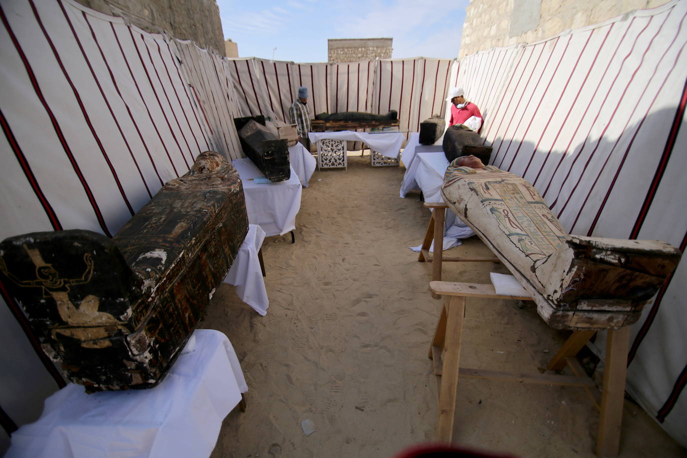 Los ataúdes de madera, sellados, fueron descubiertos junto a estatuas de antiguas deidades de más de 2.500 años, que pertenecían a las grandes personalidades del denominado Periodo Antiguo y del Periodo Ptolemaico.