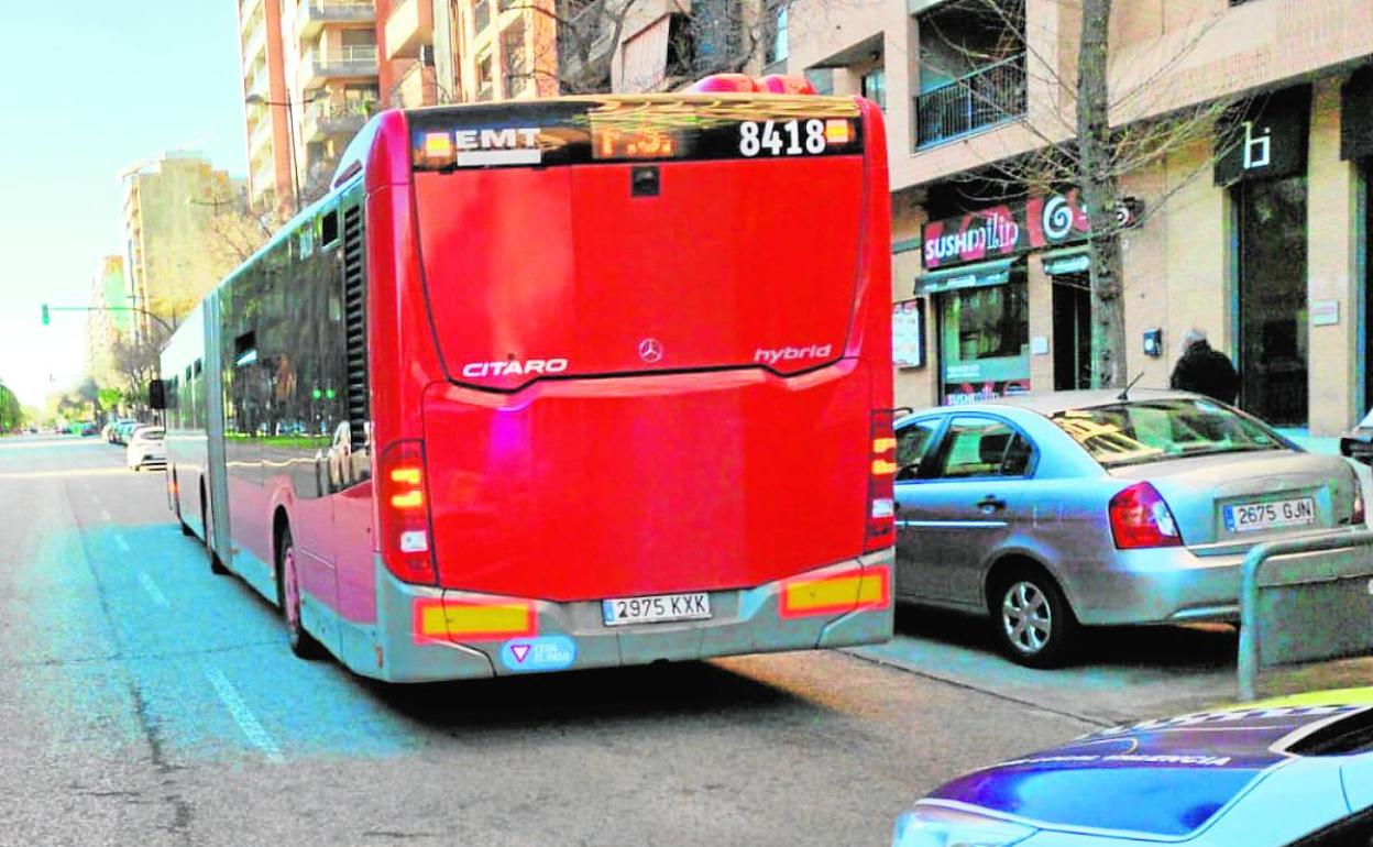 El autobús de la EMT donde sufrió la caída la anciana. LP