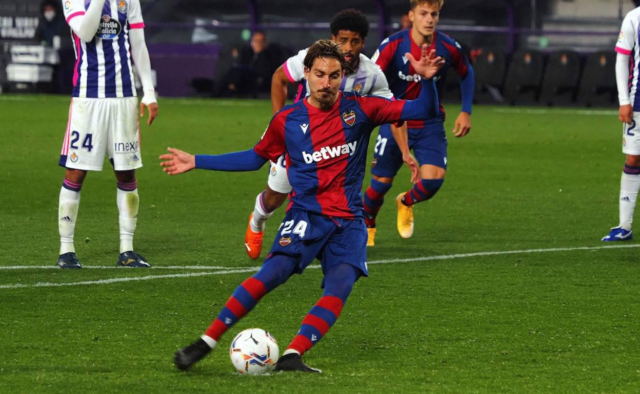 Campaña realiza el lanzamiento de penalti que dio el empate en Valladolid. 