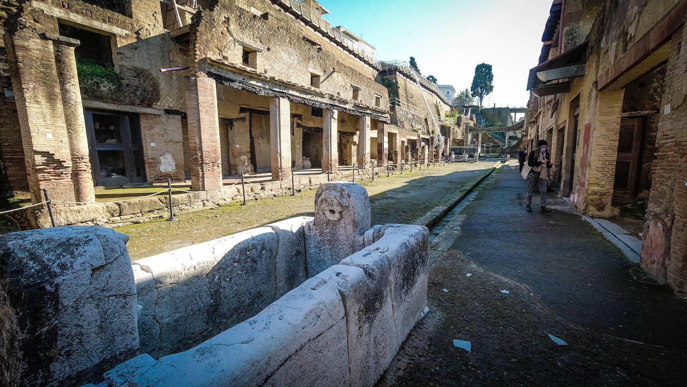 Los visitantes han vuelto a Herculano, la ciudad que fue enterrada en las cenizas de la erupción del Vesubio el 24 de agosto del año 79 d. C., al igual que su vecina Pompeya. El espacio arqueológico reabre tras permanecer semanas cerrado por la segunda ola del Covid-19. 