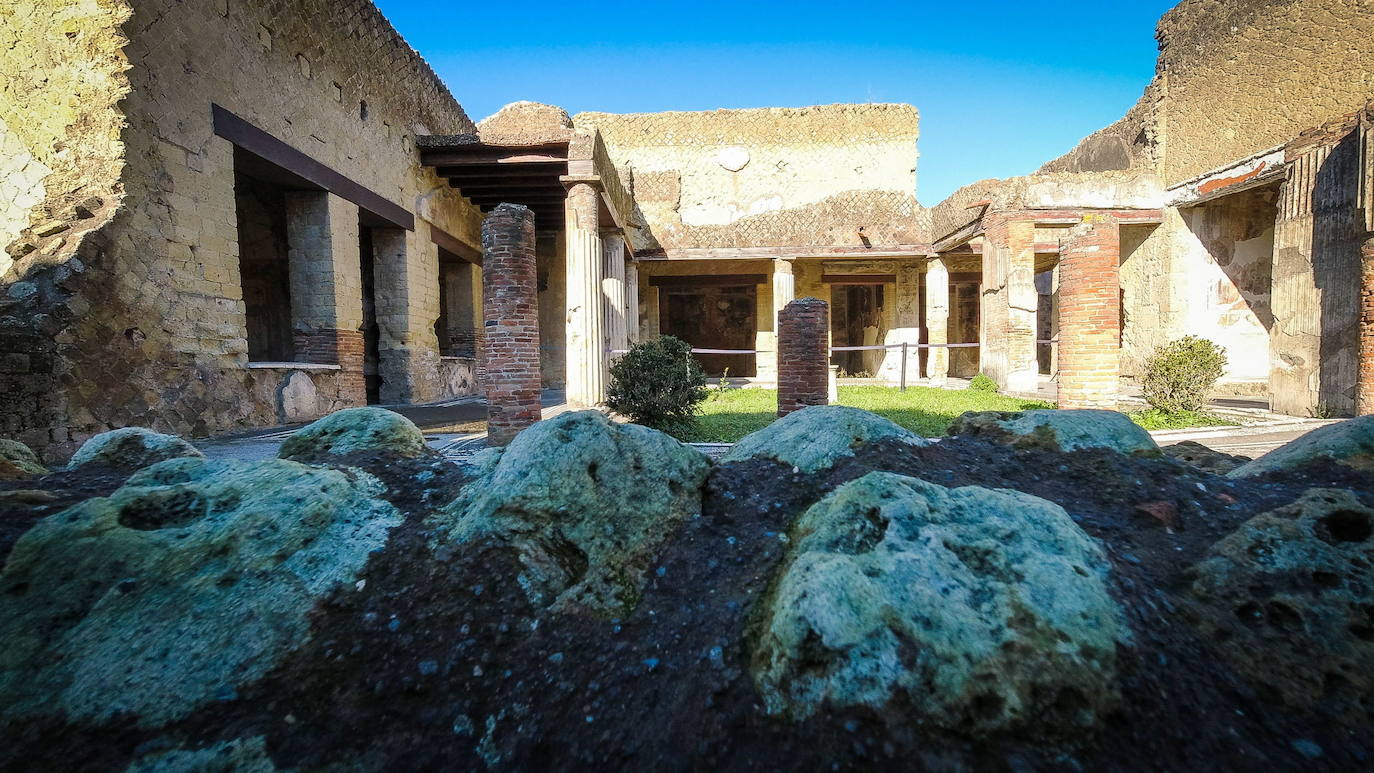 Los visitantes han vuelto a Herculano, la ciudad que fue enterrada en las cenizas de la erupción del Vesubio el 24 de agosto del año 79 d. C., al igual que su vecina Pompeya. El espacio arqueológico reabre tras permanecer semanas cerrado por la segunda ola del Covid-19. 