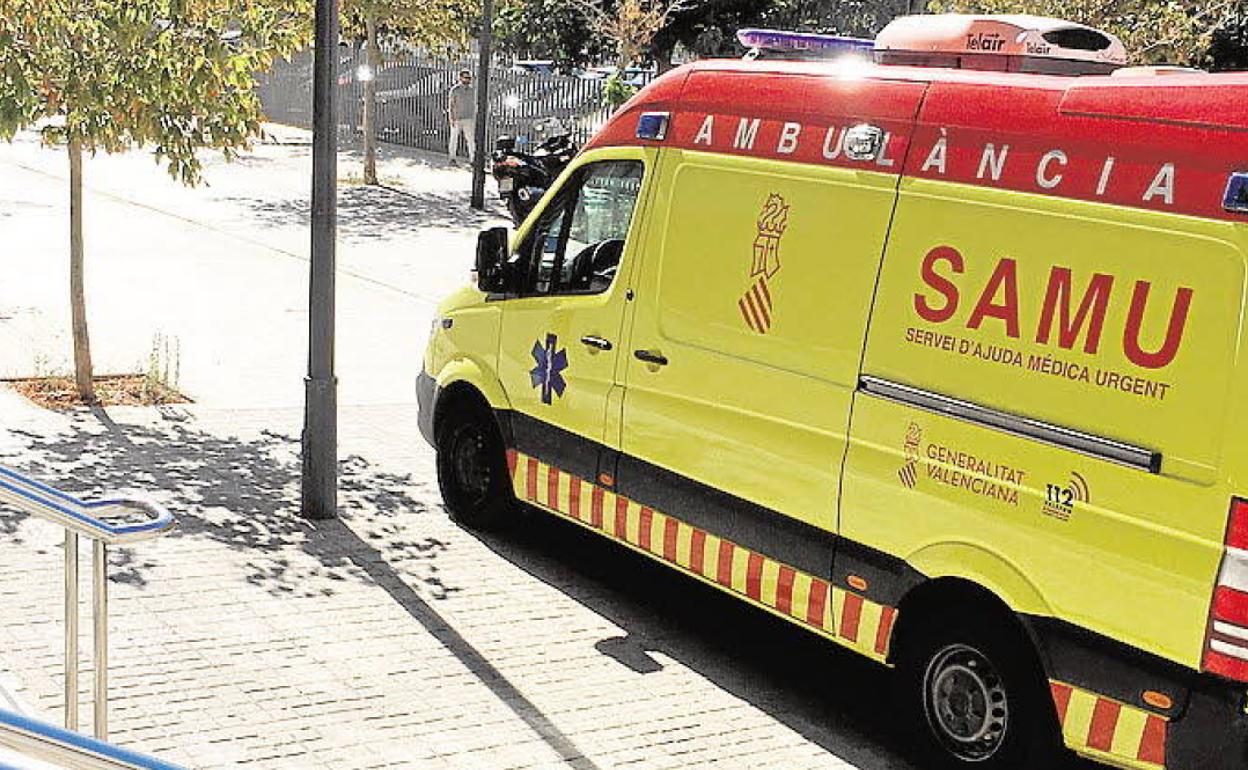 Dos jóvenes de 19 y 27 años, heridos en un accidente entre un coche y un camión en Castalla