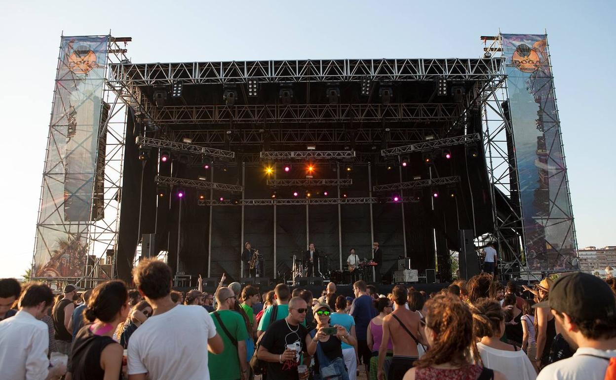 El público disfrutando de un concierto en una edición del Iboga Summer Festival en Tavernes. 