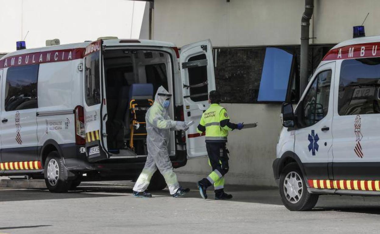 Una ambulancia en el acceso de urgencias del Hospital de La Fe