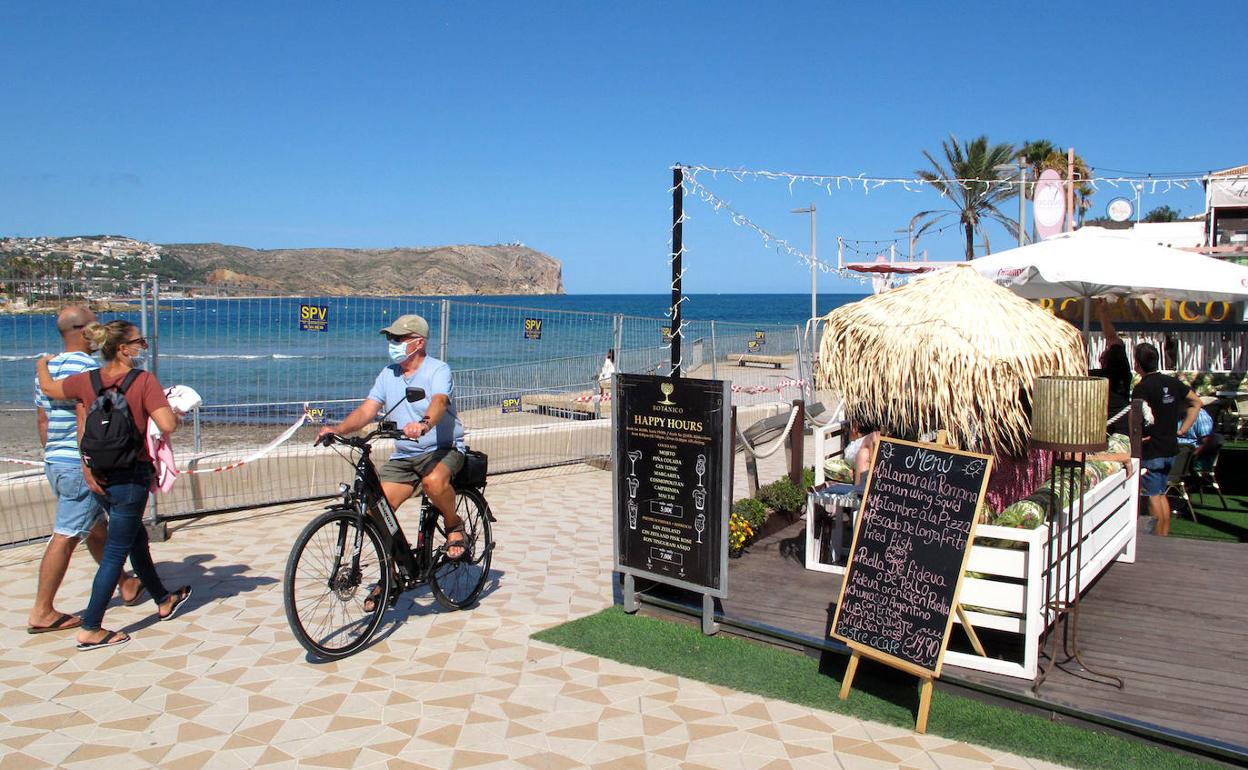 Varias personas pasean por la zona de Punta de l'Arenal.