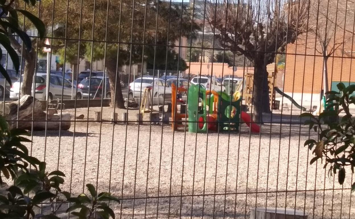 Terreno anexo al colegio Teresa Coloma donde se quiere construir el nuevo centro de salud. 