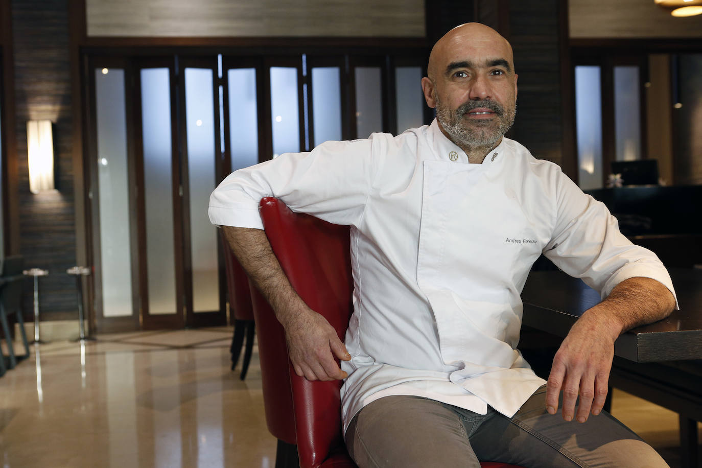 Serio y metódico, el madrileño Andrés Pereda busca sabores puros e identificables en cada plato del restaurante Komori, sin el pretexto de conseguir una estrella Michelin, sólo con la idea de hacer feliz al cliente.