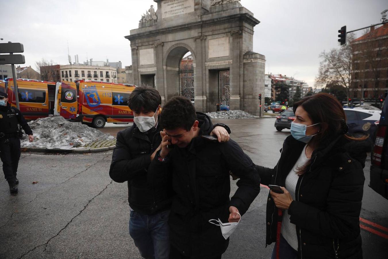 Al menos tres personas han muerto tras la explosión que ha provocado el derrumbe de parte de un edificio de seis plantas en la calle Toledo, en el centro de Madrid. La explosión ha afectado completamente a la fachada de la finca situada en la calle de Toledo, en el distrito de La Latina, muy cerca de la Puerta de Toledo y junto a la iglesia de la Paloma. En la imagen, afectados junto a la Puerta de Toledo.