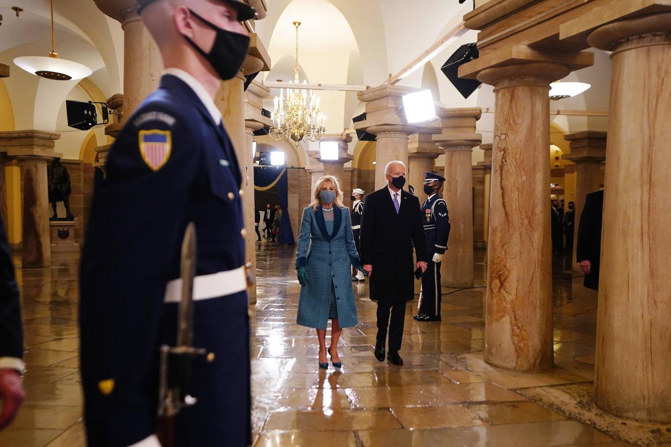 Joe y Jill Biden llegan a la Cripta del Capitolio de los Estados Unidos para la ceremonia de toma de posesión.