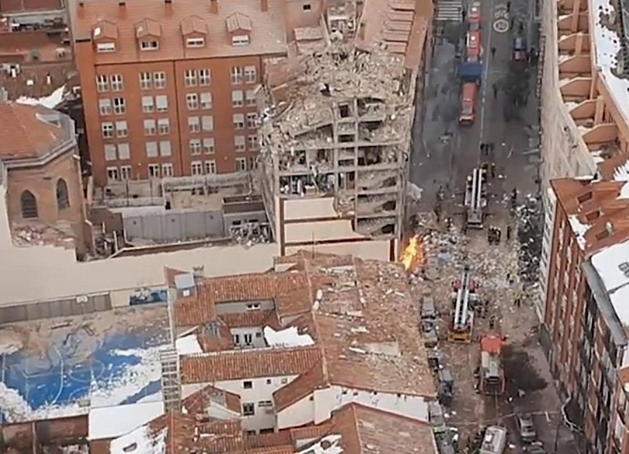 Captura de vídeo que muestra una vista aérea de los daños ocasionados tras la explosión de gas de un edificio de la calle de Toledo de Madrid, en la que dos personas ha fallecido y varias han resultado heridas. Uno de los fallecidos es una mujer de 85 años, y el otro es un hombre del que Emergencias no ha ofrecido por el momento más datos, aunque otras fuentes han indicado que tiene cuatro hijos.