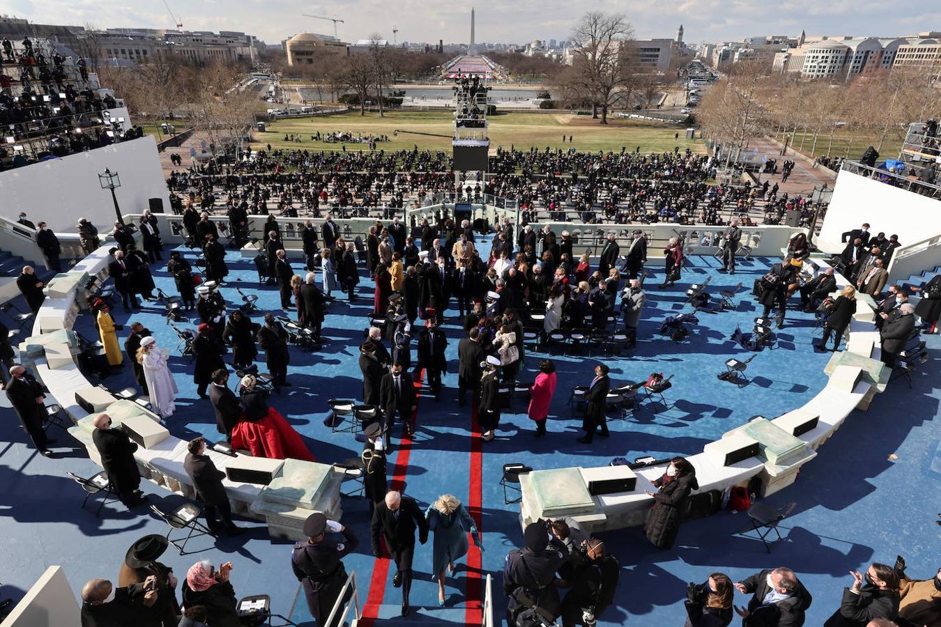 Joe Biden y su esposa Jill Biden abandonan la ceremonia.