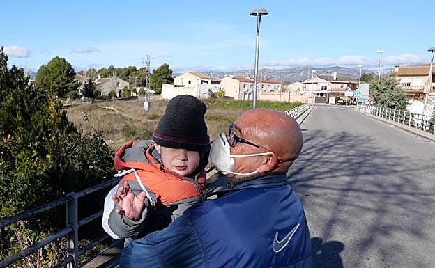 Imagen principal - 1. Otro puente une la pequeña población de El Castell (Ulldecona) con el municipio castellonense de San Rafael del Río. Como Joan, en la imagen con su nieto Àlex, los vecinos de un lado pasan cada día al otro para ir a tomar un café, comprar el pan e incluso ir al colegio. 2. Marc, natural de Vinaròs, lleva más de veinte años viviendo en Les Cases del Riu y goza desde la terraza de su bar de unas privilegiadas vistas a Cataluña. 3. Cada vez que Fernando acude a casa de Rosa, su pareja, atraviesa el puente que separa Castellón de Tarragona. Él vive en La Sènia y ella en Les Cases del Riu, una pedanía de Rosell. 