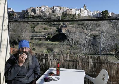 Imagen secundaria 1 - 1. Otro puente une la pequeña población de El Castell (Ulldecona) con el municipio castellonense de San Rafael del Río. Como Joan, en la imagen con su nieto Àlex, los vecinos de un lado pasan cada día al otro para ir a tomar un café, comprar el pan e incluso ir al colegio. 2. Marc, natural de Vinaròs, lleva más de veinte años viviendo en Les Cases del Riu y goza desde la terraza de su bar de unas privilegiadas vistas a Cataluña. 3. Cada vez que Fernando acude a casa de Rosa, su pareja, atraviesa el puente que separa Castellón de Tarragona. Él vive en La Sènia y ella en Les Cases del Riu, una pedanía de Rosell. 