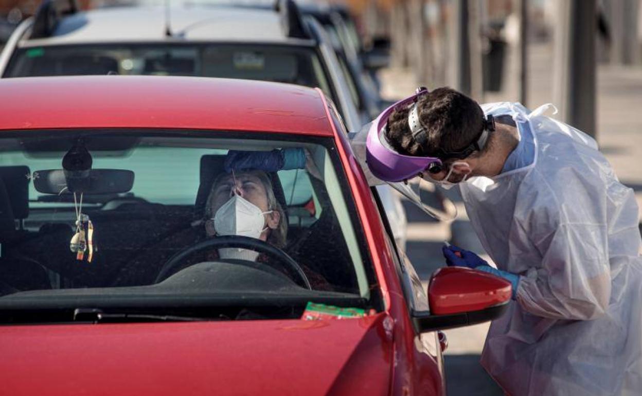 Un sanitario realiza una PCR en Valencia. 