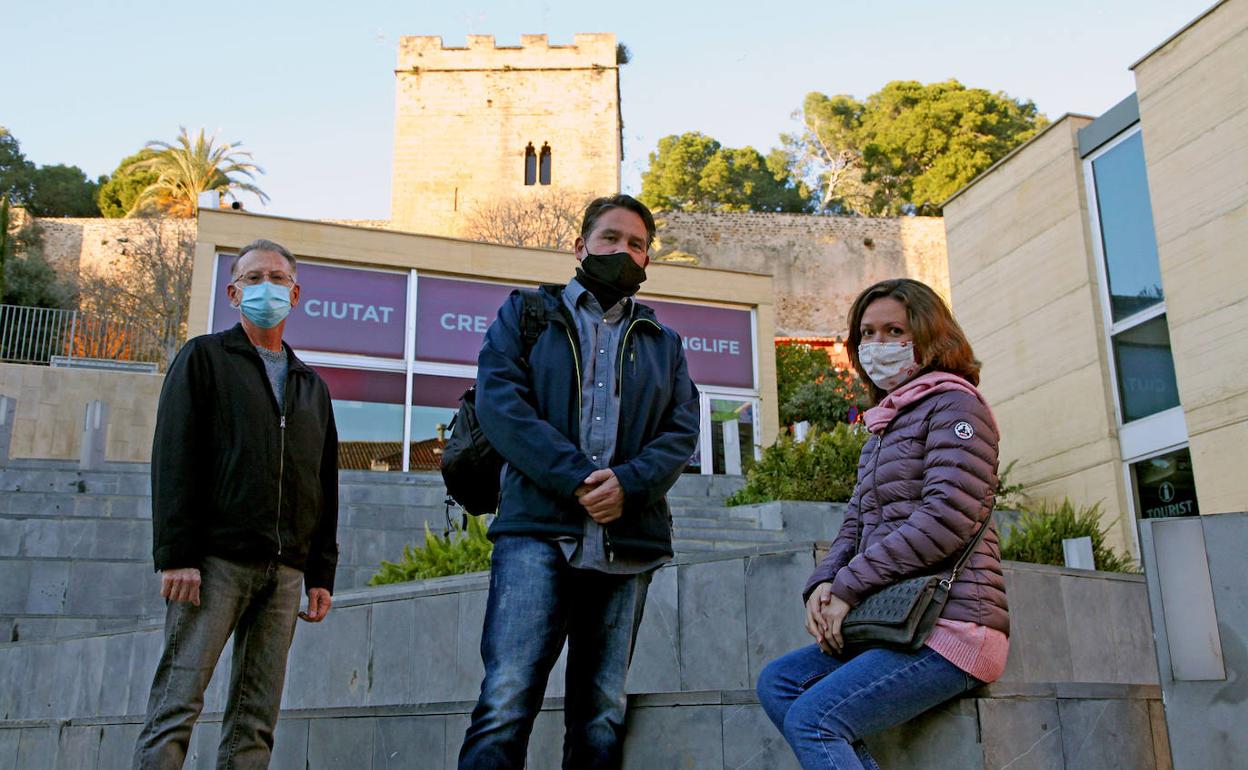 Mickey Neeley, Eric Trujillo y Amalia Maloney, tres residentes en Dénia que esperaban con ganas la marcha de Trump. 