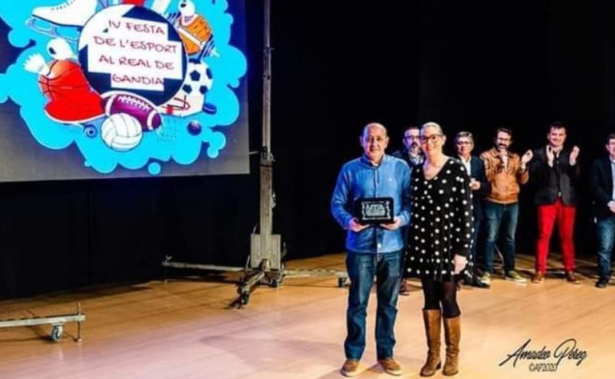 Vicent Signes 'Piti' recogió el premio a la trayectoria deportiva de El Real en la IV Festa de l'Esport. 