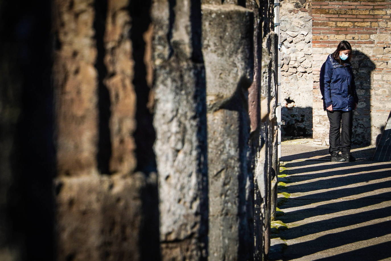 Pompeya ha vuelto a abrir su recinto arqueológico tras semanas clausurado por la pandemia de coronavirus. En los primeros días de apertura, decenas de visitantes se han acercado a disfrutar de este espacio histórico.