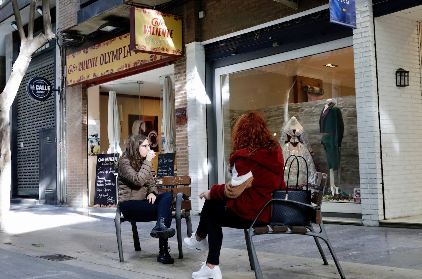 La hostelería de Valencia permanece totalmente cerrada, al menos durante los próximos 14 días, desde este jueves 21 de enero. Así lo estipulan las nuevas medidas tomadas por parte del Consell para tratar de frenar el avance de la pandemia de coronavirus en la Comunitat, que fueron anunciadas el pasado martes 19. La restricción deja multitud de persianas bajadas, en las que se ven algunos crespones negros en señal de protesta silenciosa, y calles sin terrazas ni vida en el centro de la ciudad. 