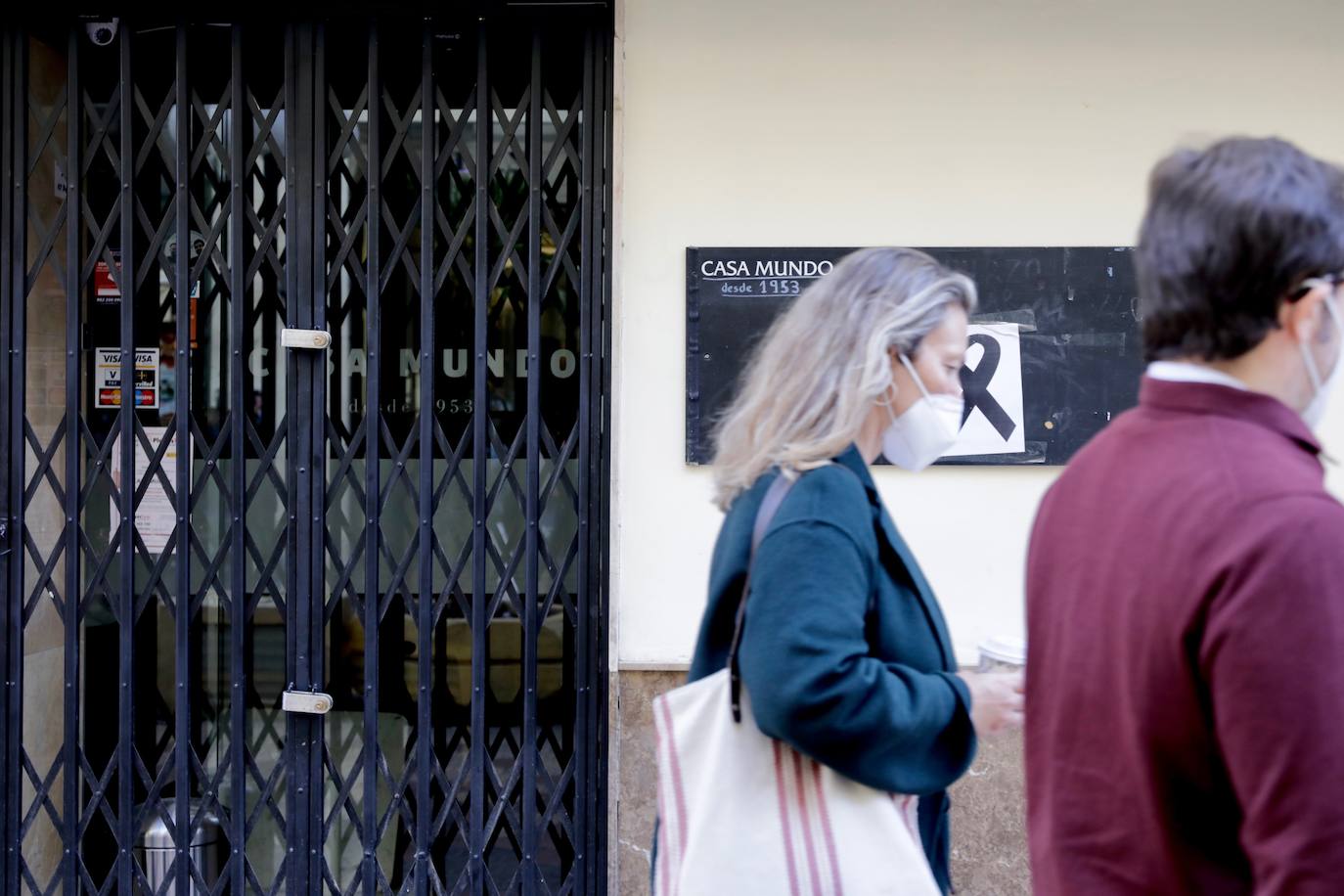 La hostelería de Valencia permanece totalmente cerrada, al menos durante los próximos 14 días, desde este jueves 21 de enero. Así lo estipulan las nuevas medidas tomadas por parte del Consell para tratar de frenar el avance de la pandemia de coronavirus en la Comunitat, que fueron anunciadas el pasado martes 19. La restricción deja multitud de persianas bajadas, en las que se ven algunos crespones negros en señal de protesta silenciosa, y calles sin terrazas ni vida en el centro de la ciudad. 