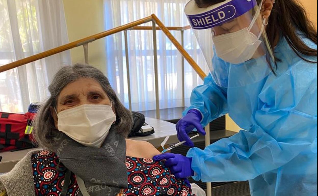 Una mujer vacunada en una residencia de mayores