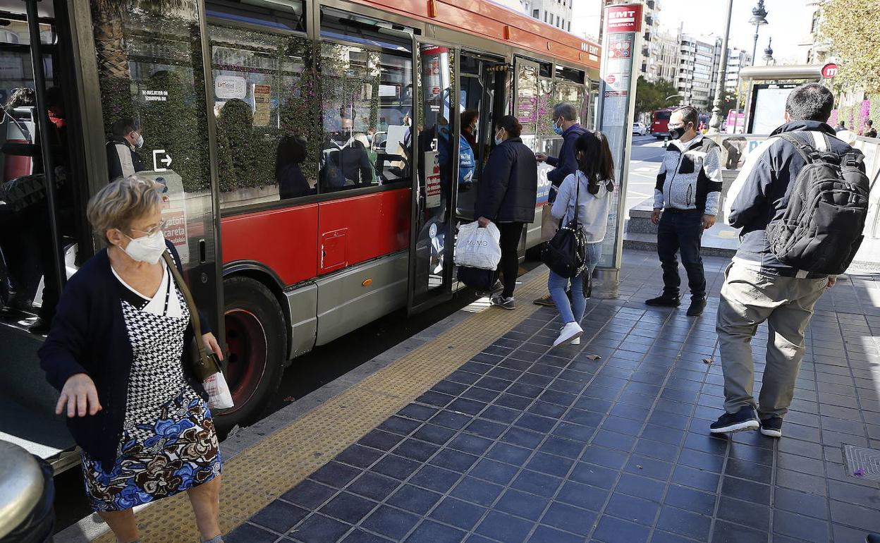 Parada de la EMT en el centro de Valencia. 