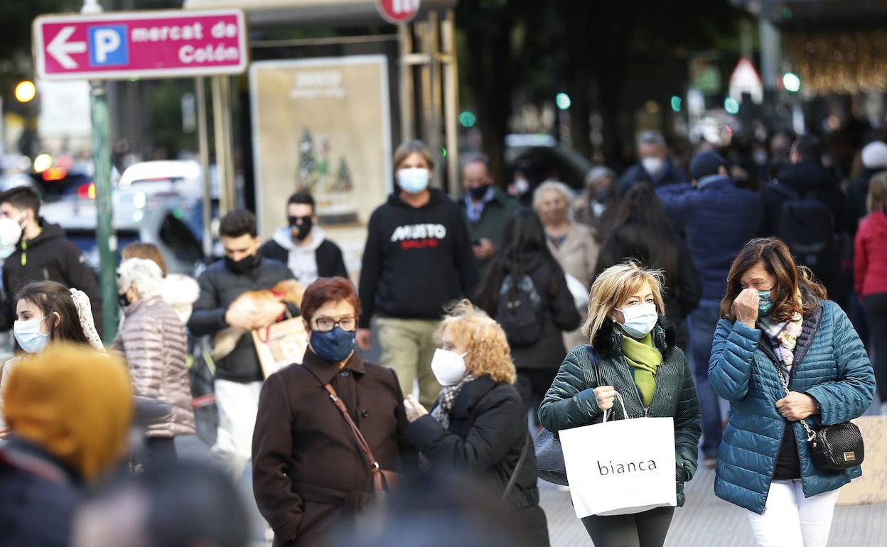 Viandantes en una zona comercial del centro de Valencia. 