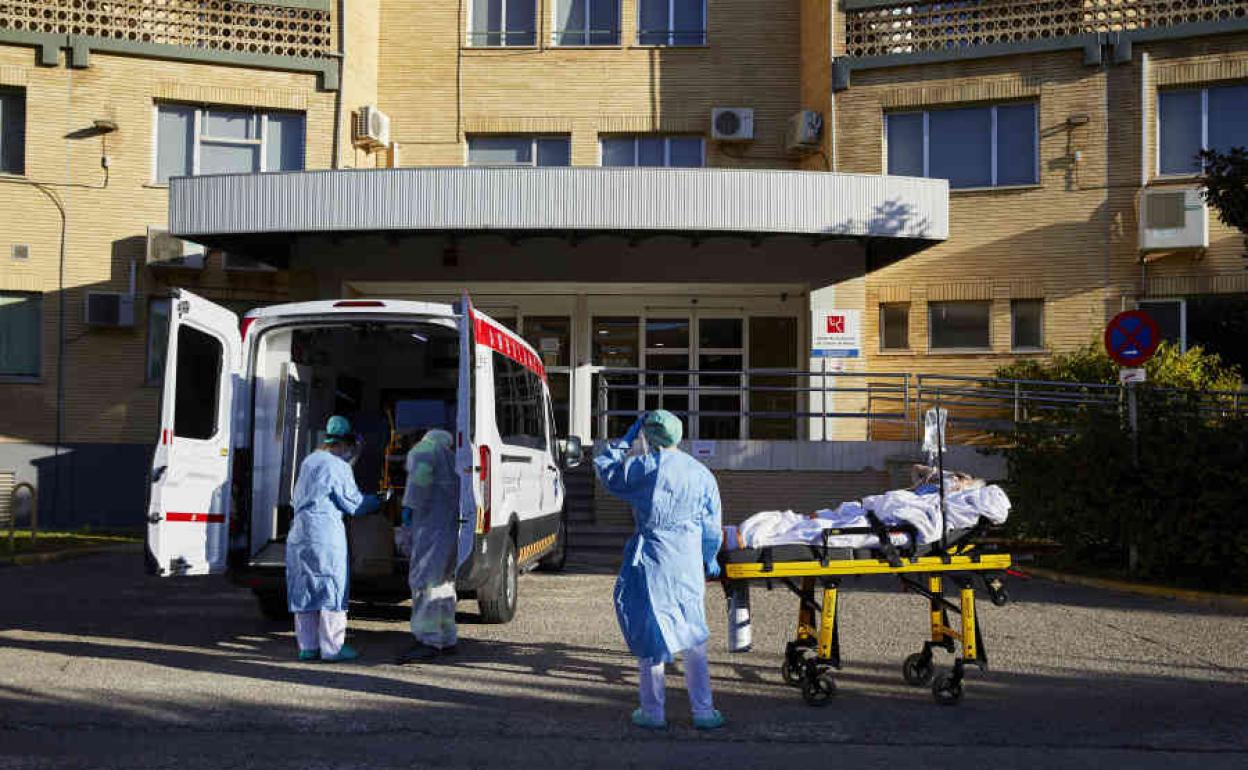 Llegada de pacientes al antiguo Hospital La Fe de Valencia.