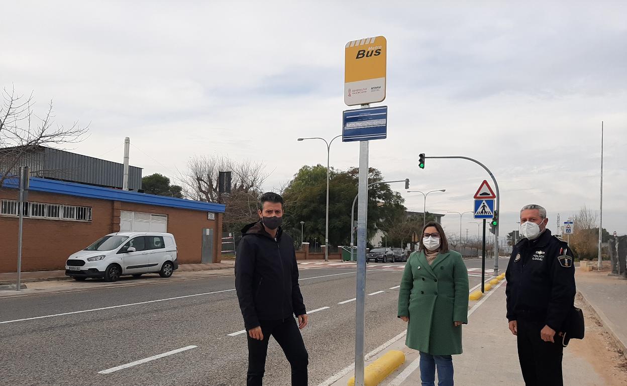 Parada del autobús lanzadera en Almussafes. 