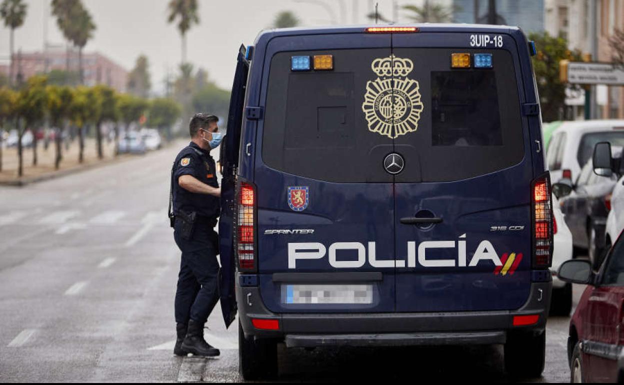 Agentes de la Policía Nacional en Valencia.