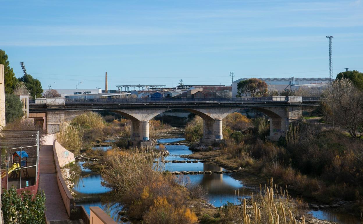 Puente de Gandia que se ampliará durante este año. 