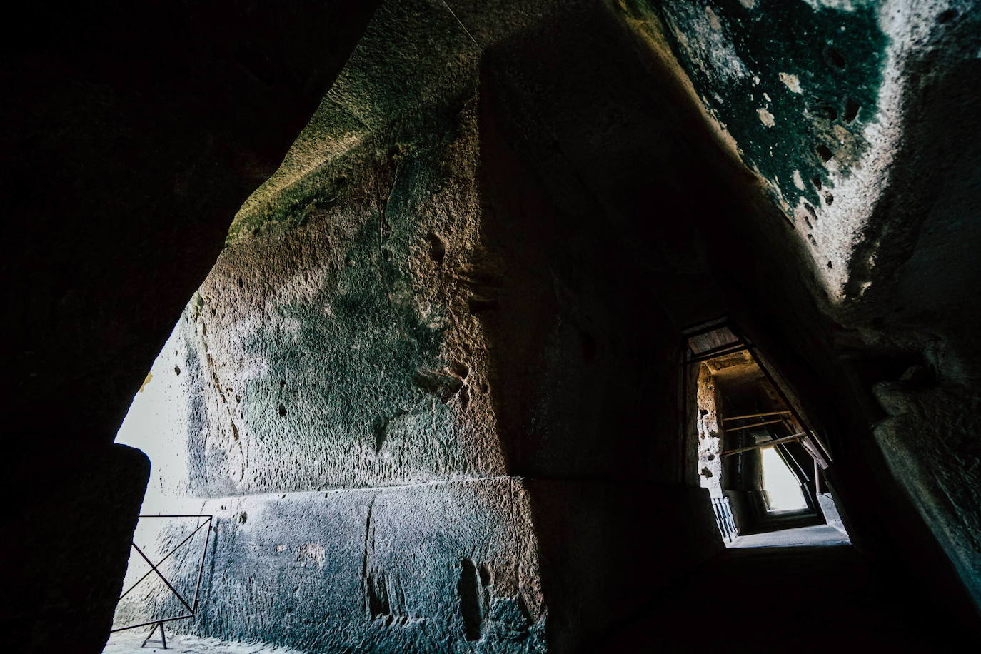 La cueva de la Sibila es una galería artificial grecorromana, descubierta como resultado de las excavaciones arqueológicas de la antigua ciudad de Cumas. La cueva se identifica como el lugar en el que la Sibila de Cumas operaba y divulgaba sus oráculos.