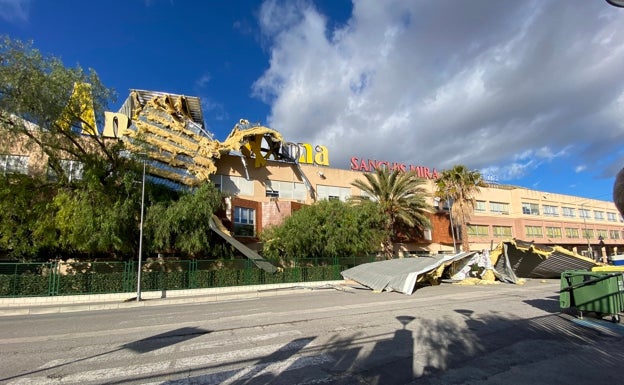 El viento provoca el derrumbe de parte del tejado de una fábrica de turrón en Xixona sobre un colegio