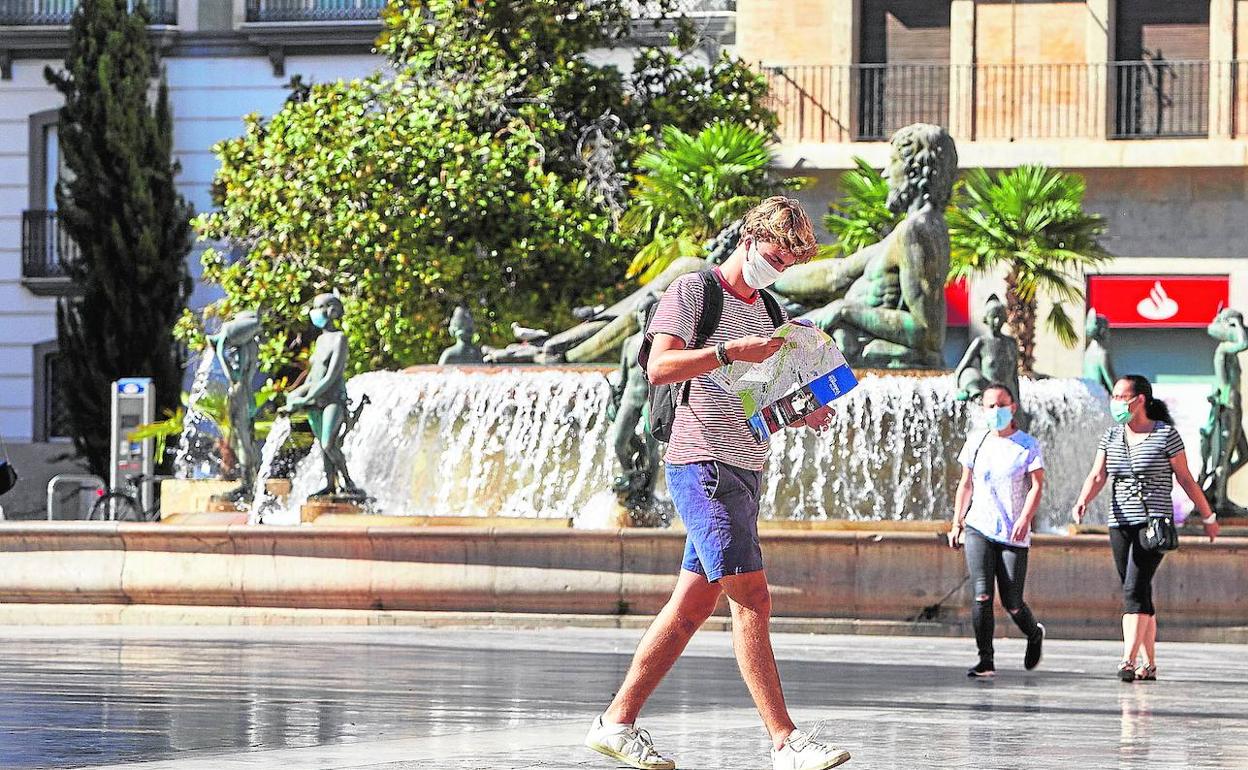 Turistas en la plaza de la Virgen. 