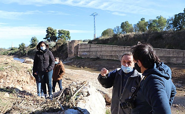 Galería. Los populares visitan la zona del azud. 