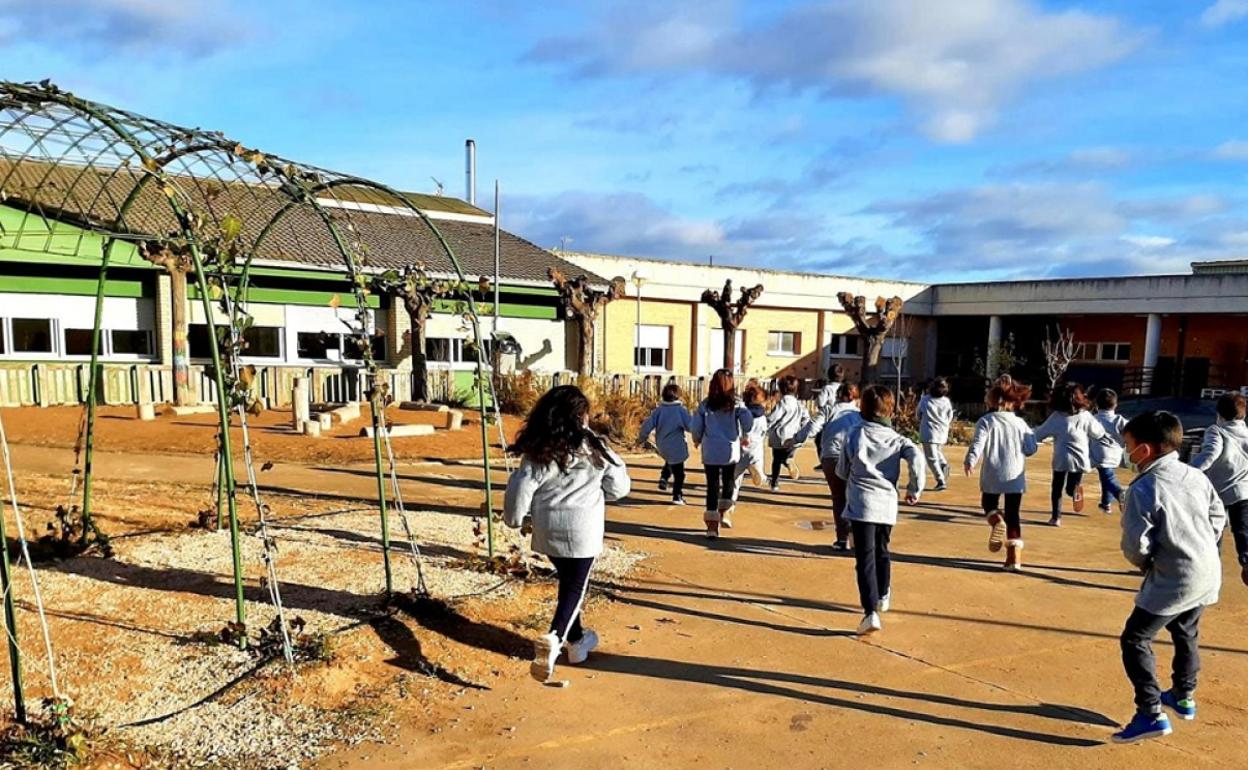 Alumnos del colegio de Montaverner, con sus nuevos polares. 