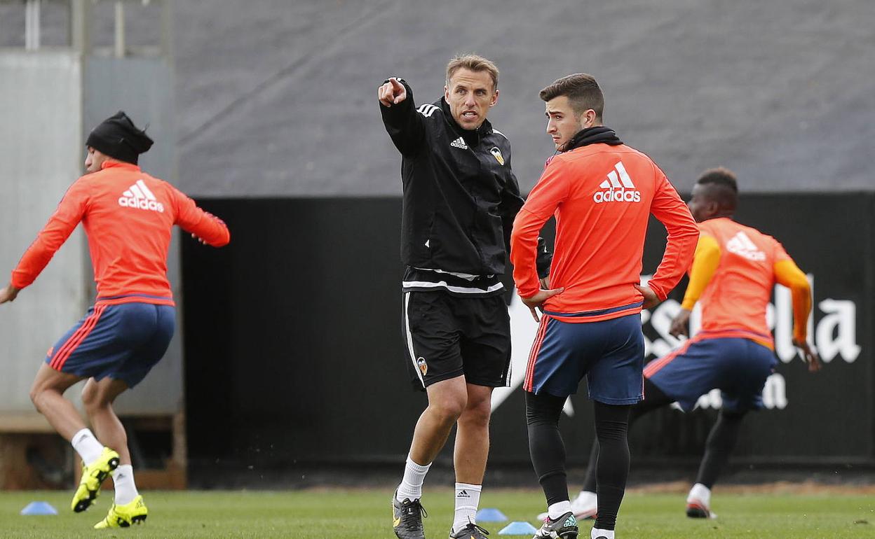 Phil Neville: «Soy un tipo de entrenador obsesivo y aprendo rápido»