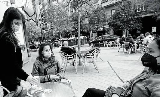 Teresa sirve en la terraza cuando permitieron la apertura del ocio nocturno.