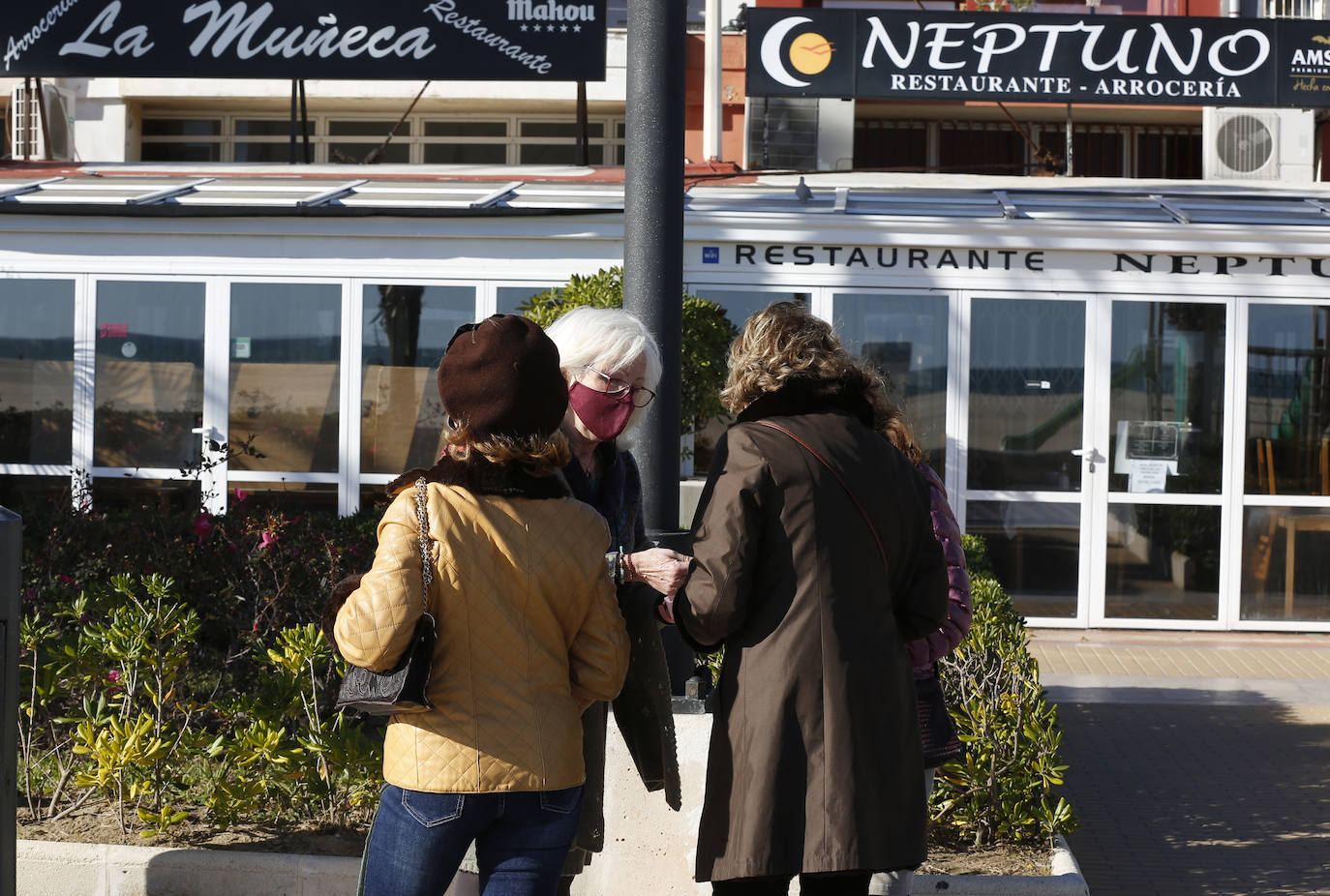 Bares, restaurantes y cafeterías cumplen las últimas medidas de la Generalitat y sólo pueden servir para recoger o a domicilio.