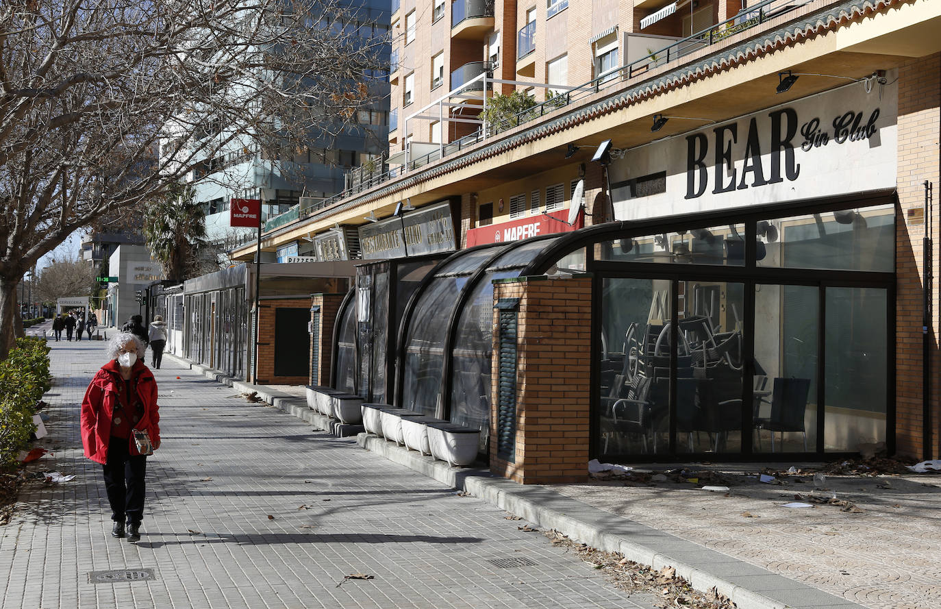 El mes de enero se ha convertido en el peor de toda la pandemia de Covid en Valencia en cuanto a contagios, ingresos y muertes. Ello ha impulsado a restringir la movilidad con duras medidas que han cambiado el aspecto de la ciudad. Bares, restaurantes y cafeterías tuvieron que cerrar para cumplir las últimas medidas de la Generalitat y sólo pueden servir para recoger o a domicilio.