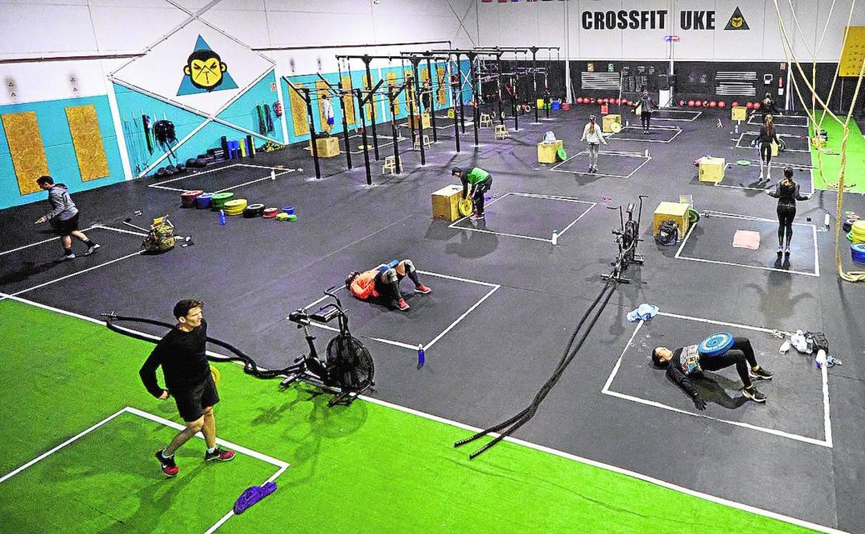 Instalación de crossfit en La Pobla de Vallbona que cumple medidas de distancia y hay ventilación.