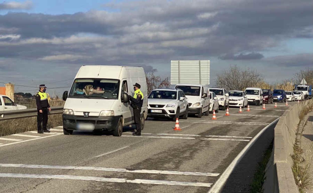 Control policial en un acceso a Ontinyent.