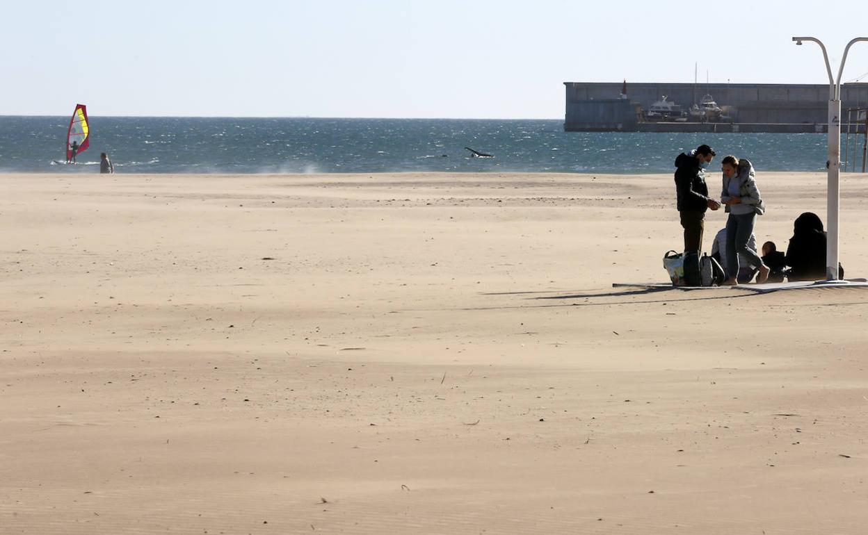 La playa de la Malvarrosa ayer domingo. 